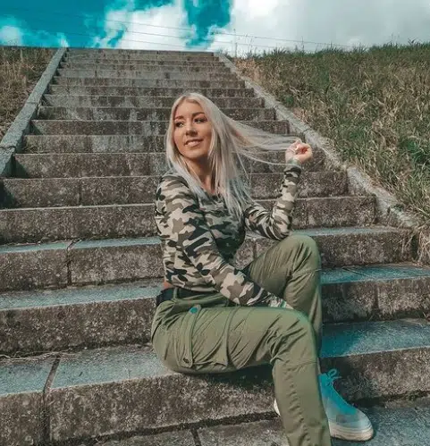 outfits with green jeans