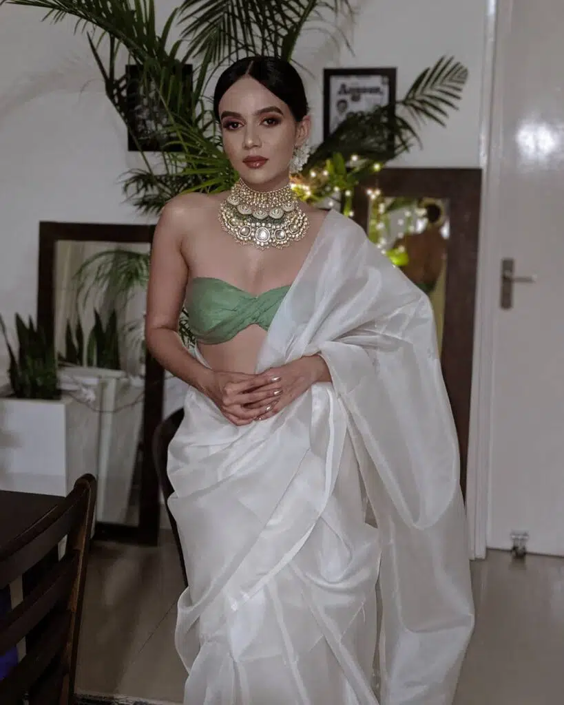How to Wear a Plain Saree