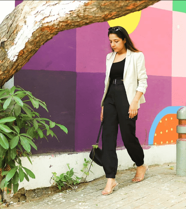 20 Black Cargo Pants Outfits & Tips on How to Style Them