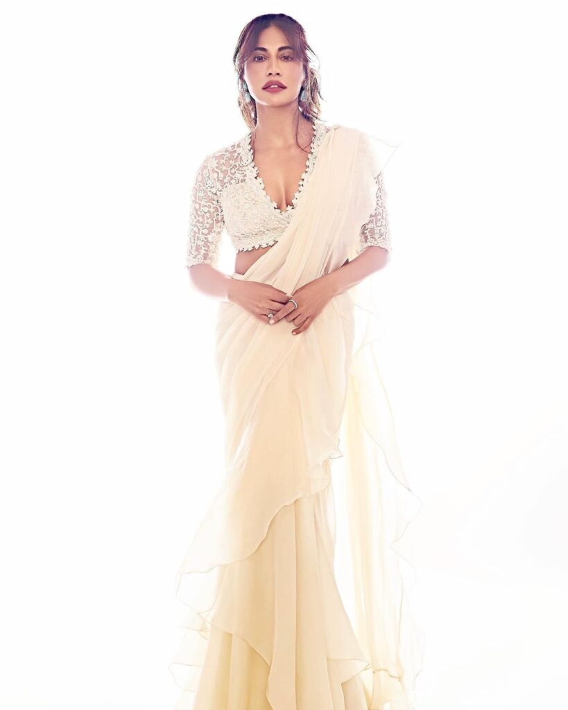 how to wear a white saree