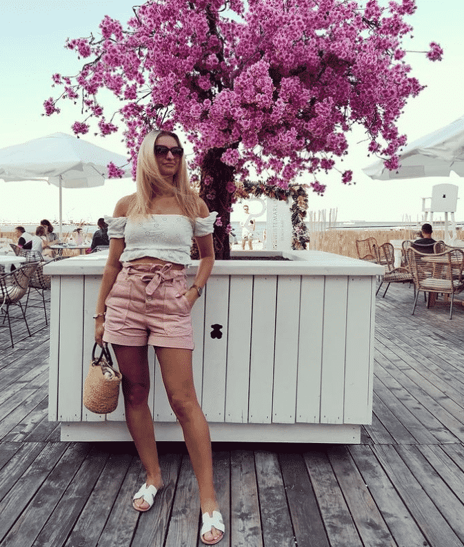 summer hot pink shorts outfit