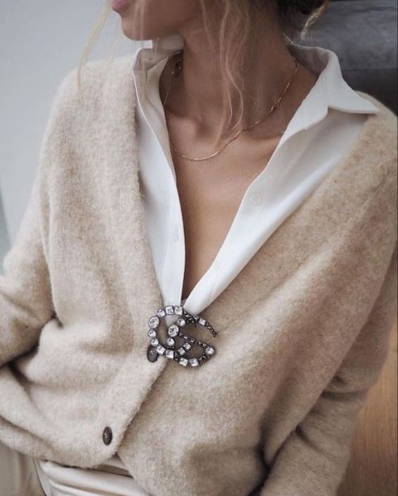Brooche to fasten your cardigan
