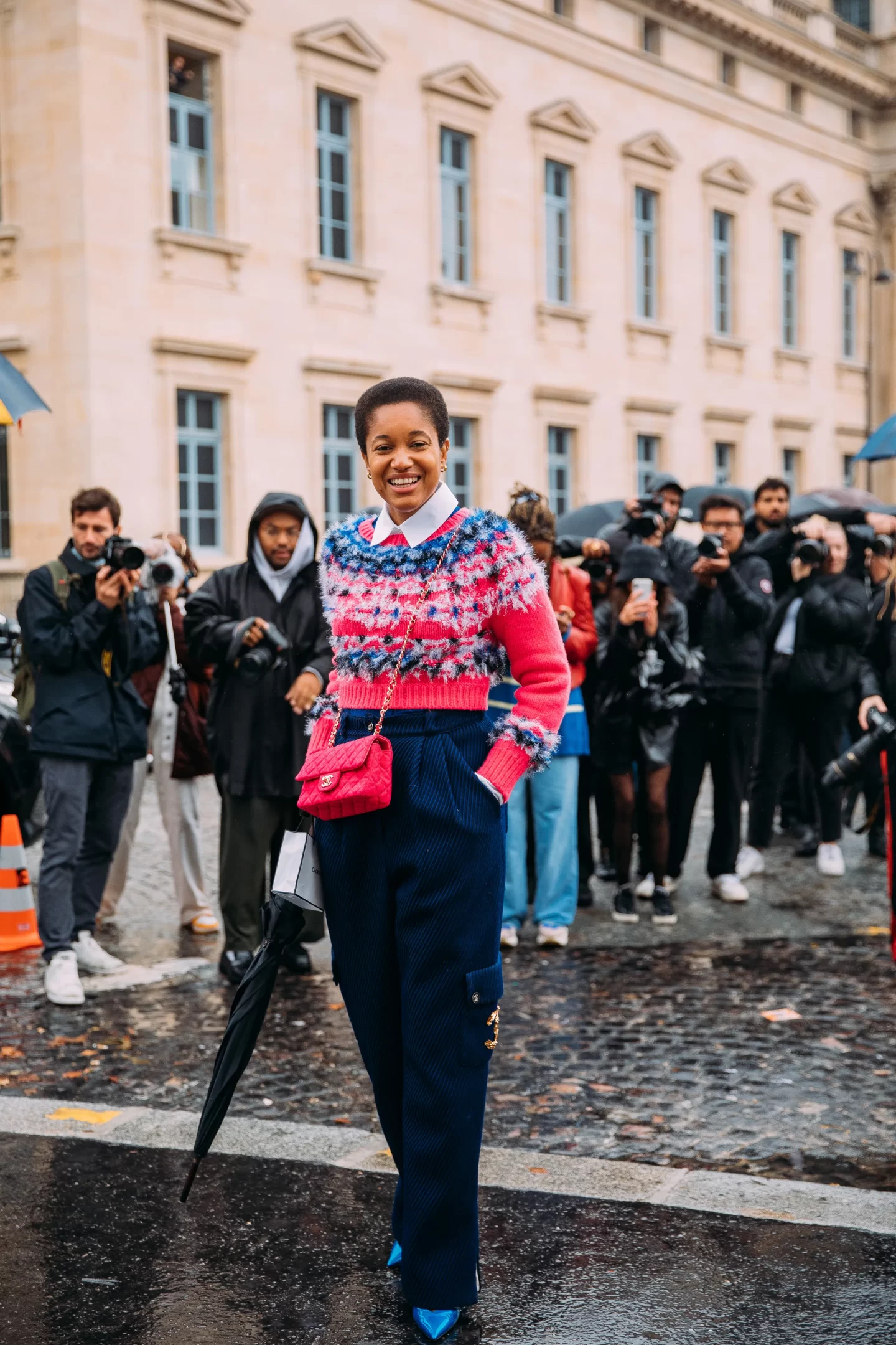 Match a neon top to a neon bag paris