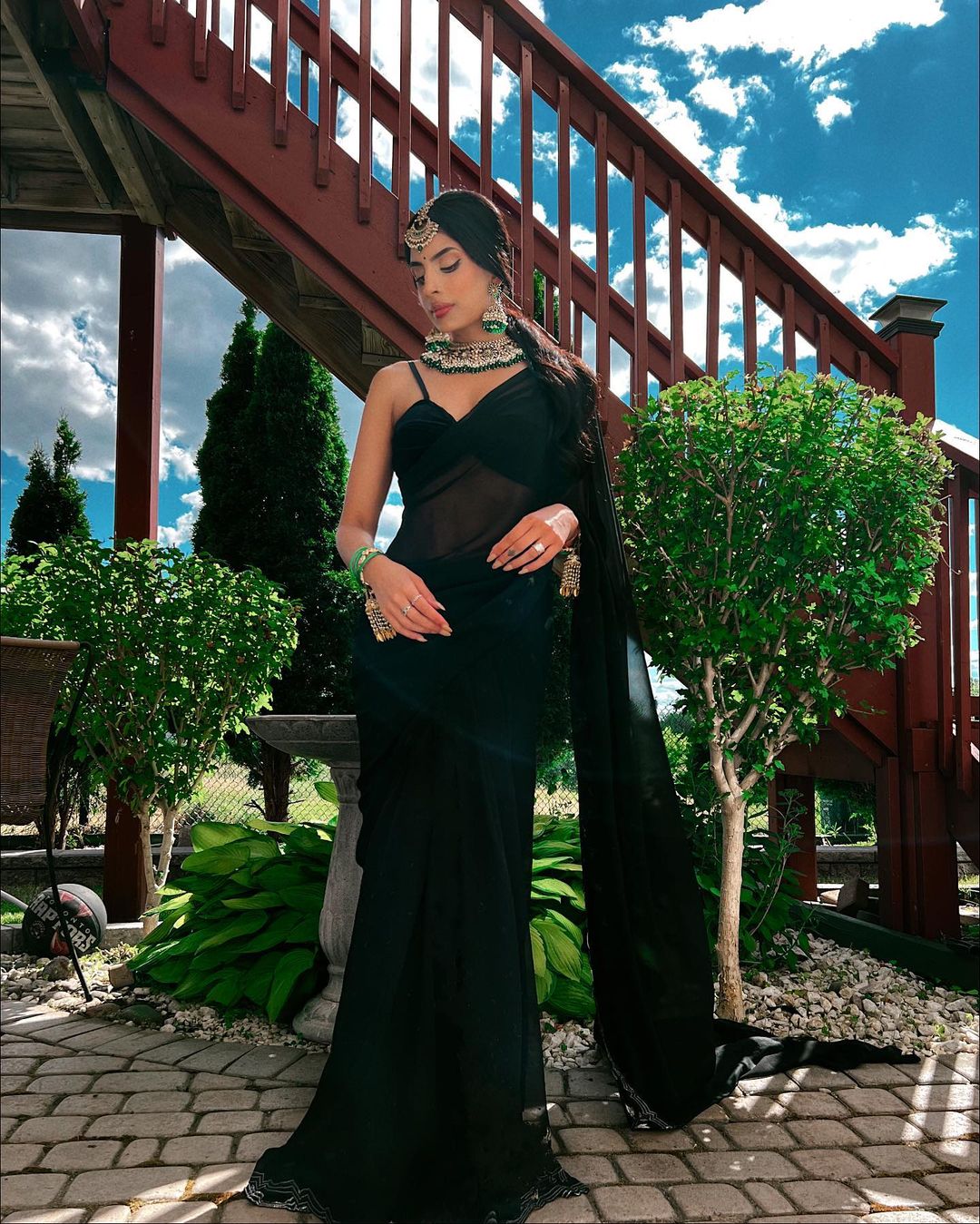 black saree with contrasting jewelry