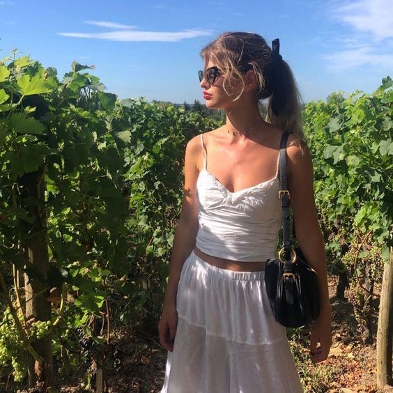 20 Wine Tasting Outfits: What to Wear to a Winery?