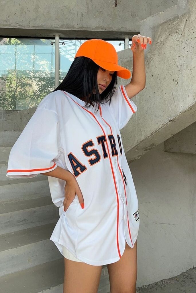 How To Style A Baseball Jersey – 20 Chic Outfit Ideas