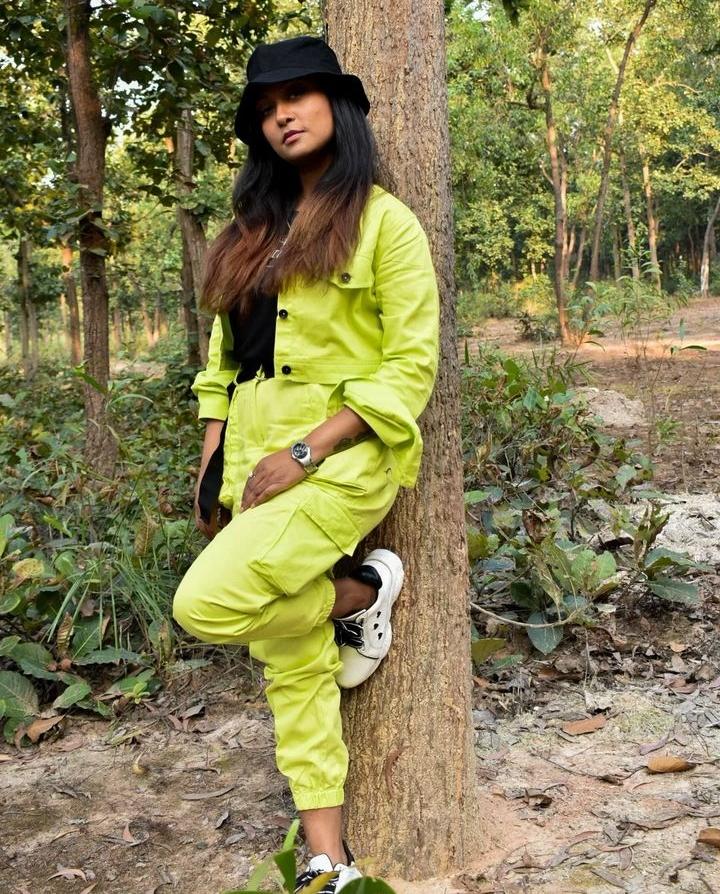 Neon Pants Outfit Ideas