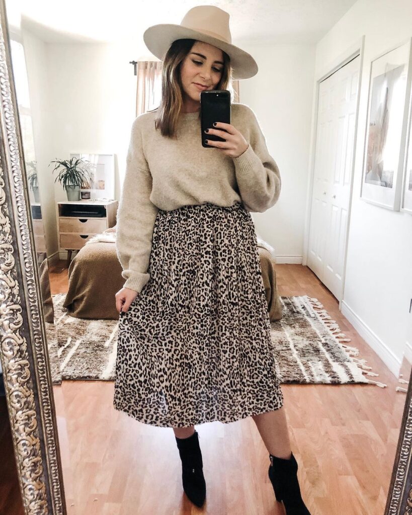 22 Cute Crepe Skirt Outfit Ideas & Styling Tips