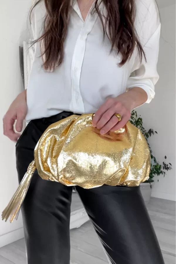 metallic bag outfits for women 5