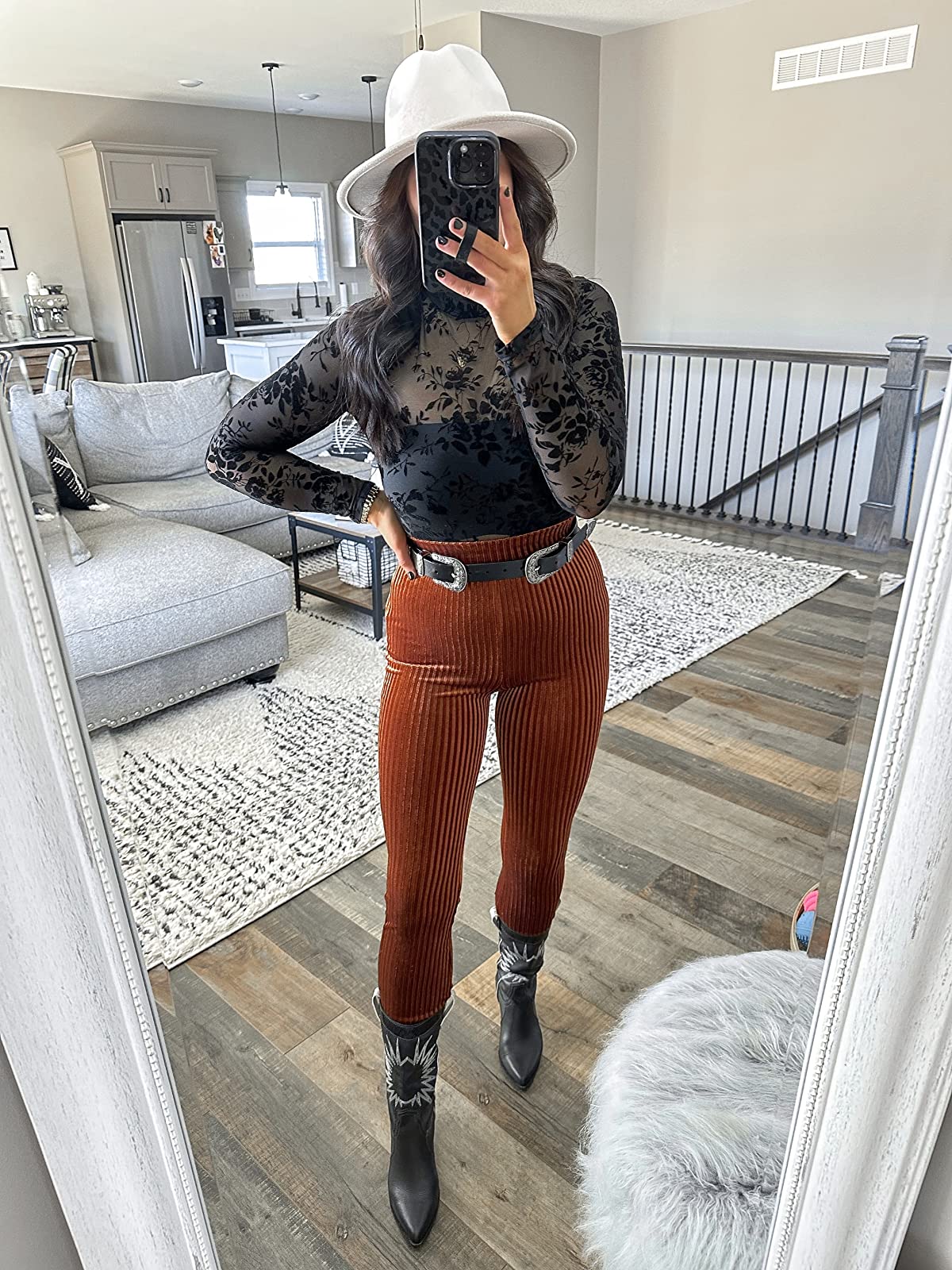 Outfits with Velvet Leggings 8