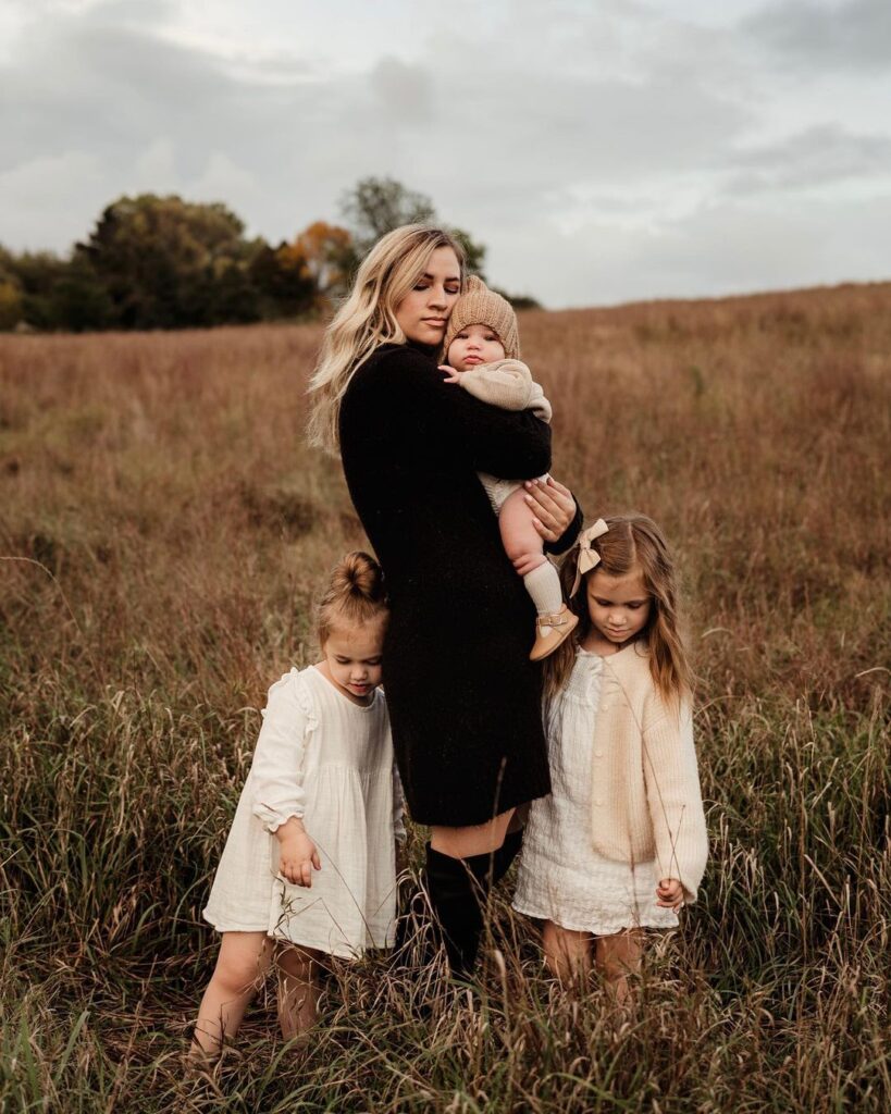 15 Best Fall Family Photoshoot Ideas for 2024