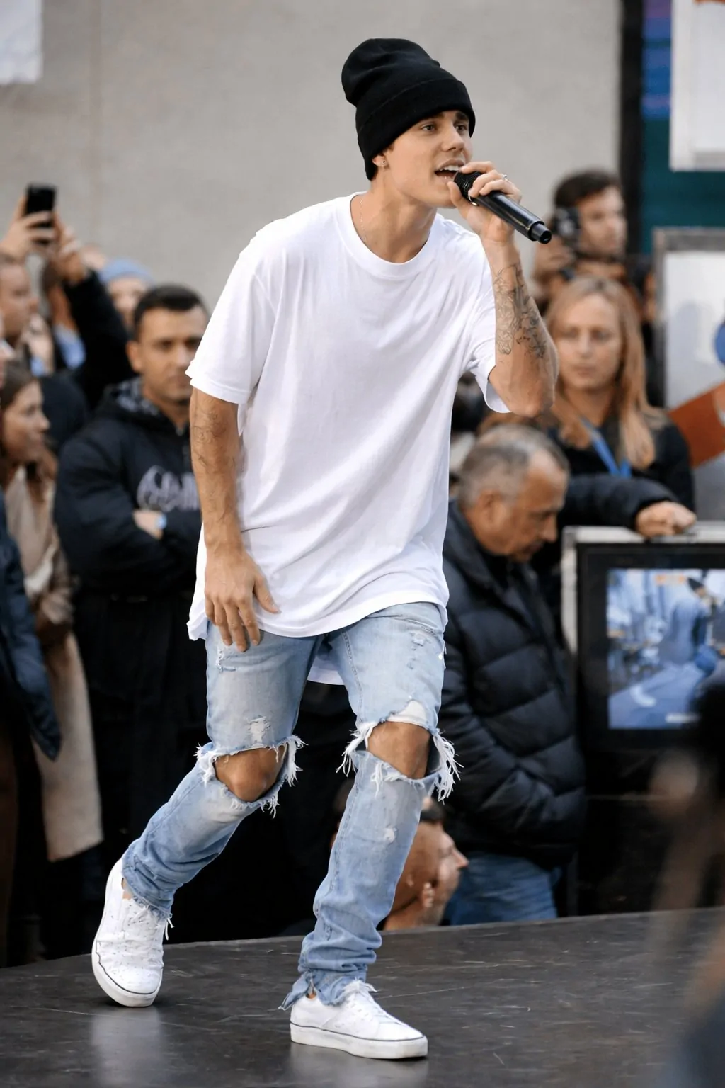 Outfits with white sneakers for men (41)
