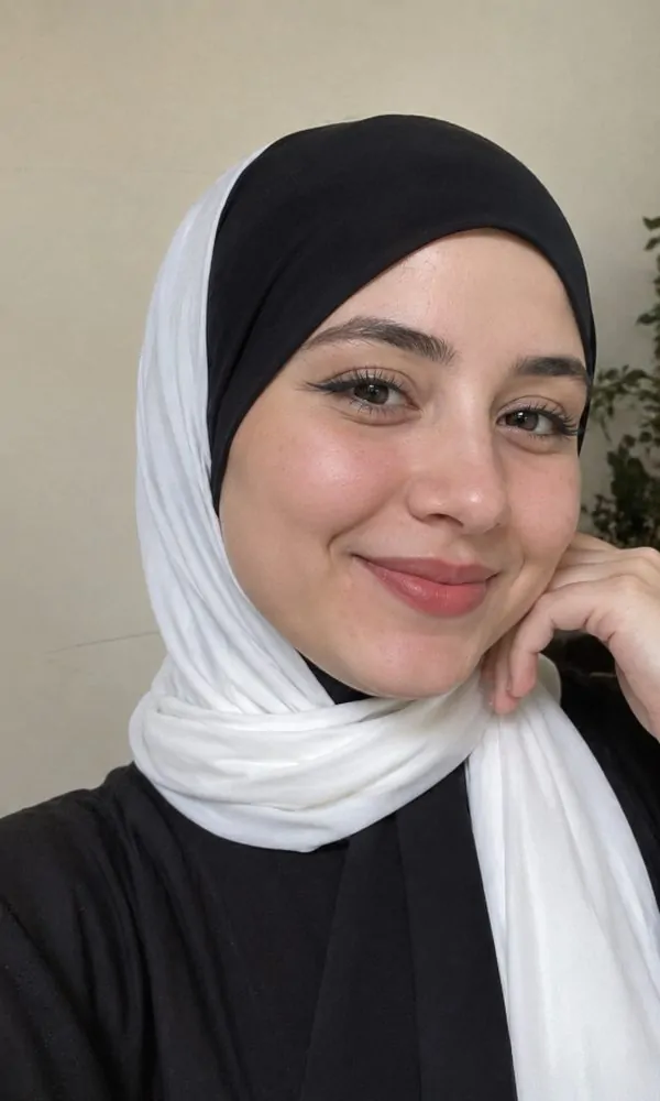 Woman wearing a two-tone black and white underscarf